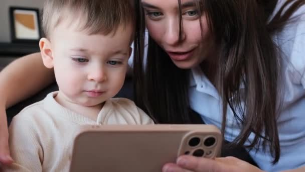 Retrato Pequeño Hijo Pequeño Madre Niñera Caucásica Positiva Usando Teléfono — Vídeos de Stock