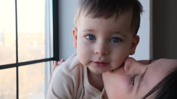 ハッピーな白人の母親の肖像画は 小さな赤ん坊の息子 自宅でキスしています 優しさと愛情 母性と母性の概念 — ストック動画