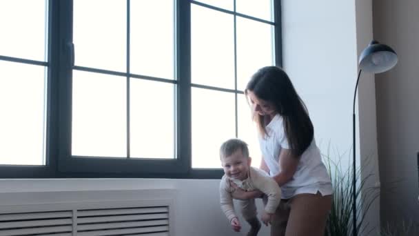 Figlio Sorridente Che Vola Sulle Mani Una Mamma Felice Casa — Video Stock