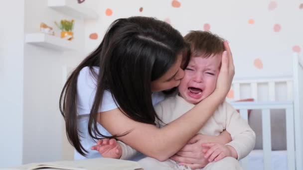 Copilul Trist Sau Obosit Plânge Țipă Mâinile Mamei Mama Mângâindu — Videoclip de stoc