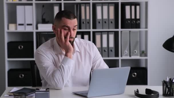 Hombre Negocios Caucásico Cansado Somnoliento Que Trabaja Con Ordenador Portátil — Vídeos de Stock