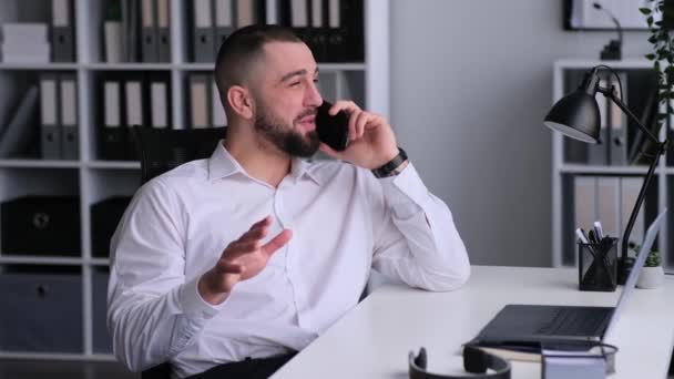 Gülümseyen Beyaz Bir Erkek Müşteriye Danışmanlık Yapıyor Telefon Görüşmeleri Sırasında — Stok video