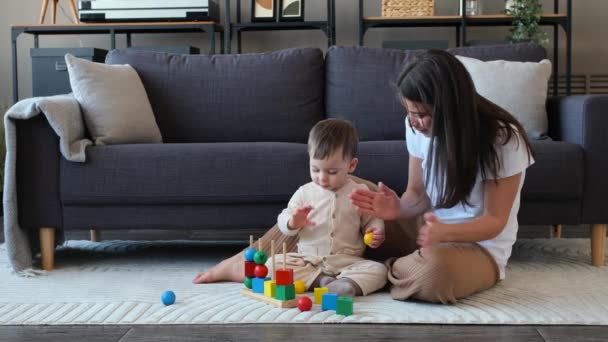 Felice Madre Figlio Giocare Con Puzzle Legno Seduto Sul Pavimento — Video Stock