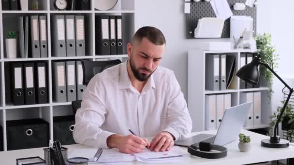 Trabalhador Escritório Caucasiano Pensativo Trabalhando Com Documentos Laptop Sentado Mesa — Vídeo de Stock
