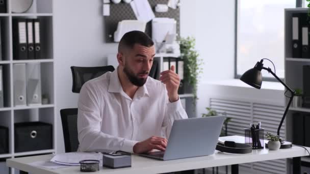 Nešťastný Bělošský Obchodník Pracující Laptopem Stolem Obličejem Kanceláři Pracovní Zátěž — Stock video