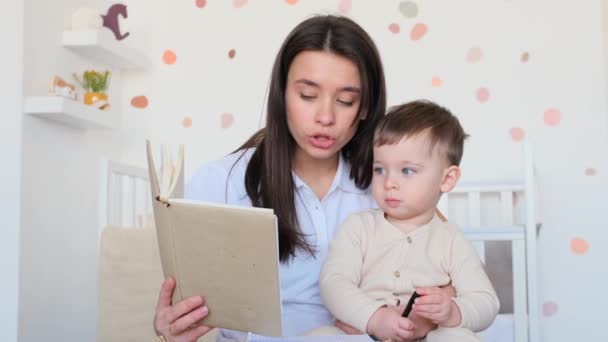 Kafkasyalı Anne Çocuk Odasında Evinde Oturan Küçük Oğluna Kitap Masal — Stok video