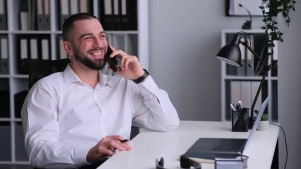 Glückliche Kaukasische Freiberufler Telefonieren Mit Freunden Planen Das Wochenende Lachen — Stockvideo