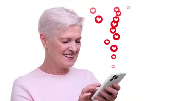 Happy Senior Kaukaska Kobieta Pomocą Telefonu Wysyłania Sms Wiadomości Aplikacji — Wideo stockowe