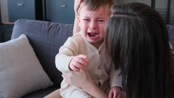 Szomorú Kisgyerek Sír Kiabál Anyai Kézen Anya Átöleli Vigasztalja Simogatja — Stock videók