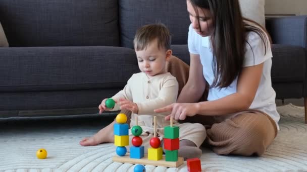 Kleine Blanke Zoon Gelukkige Moeder Die Plezier Hebben Met Speelgoed — Stockvideo
