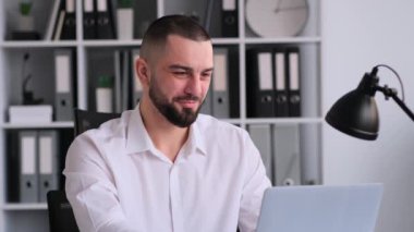 Ofiste çalışan, kameraya bakan gülümseyen bir iş adamının portresi. Arkadaş canlısı ve başarılı ofis çalışanı, CEO, patron konsepti.