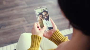 Kadın eli fütüristik cam, şeffaf telefon kullanarak fotoğraflara göz gezdirip beğeniler koyuyor. Sosyal medya desteği, telefon galerisi kavramı.