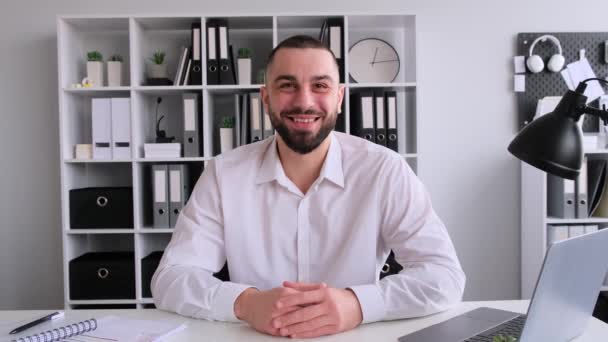Porträt Eines Kaukasischen Männlichen Büroangestellten Gespräch Mit Der Webcam Bei — Stockvideo