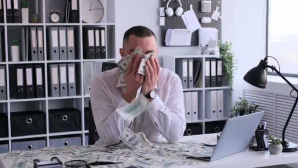 Trabalhador Escritório Caucasiano Alegre Comemorando Sucesso Fazendo Chuva Dinheiro Sentado — Vídeo de Stock