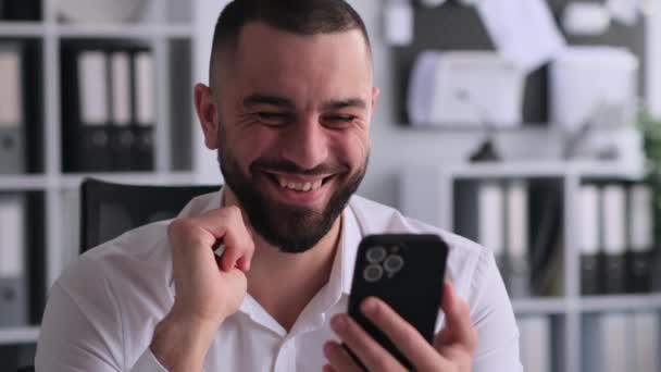 Ofiste Telefon Kullanan Gülen Bir Çalışanın Portresi Haber Posta Okuma — Stok video