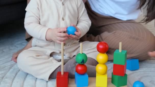 Portret Ciekawego Chłopca Szczęśliwej Matki Bawiącej Się Drewnianymi Zabawkami Siedzącej — Wideo stockowe