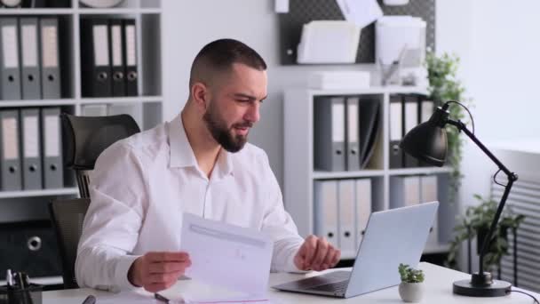 Radostný Bělošský Zaměstnanec Pracující Notebookem Dokumenty Kanceláři Podílí Vedení Účetnictví — Stock video