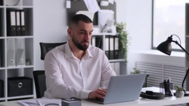 Ofiste dizüstü bilgisayarla çalışan yorgun iş adamı, masaj ve boyun germe, kas gerilimi. Aşırı yükleme, tükenme ve aşırı yükleme kavramı.