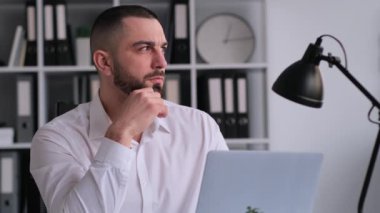 Düşünceli bir Kafkasyalı iş adamının portresi, ilham arıyor ve ofiste çalışırken parlak fikirlere sahip. Düşünce ve araştırma.