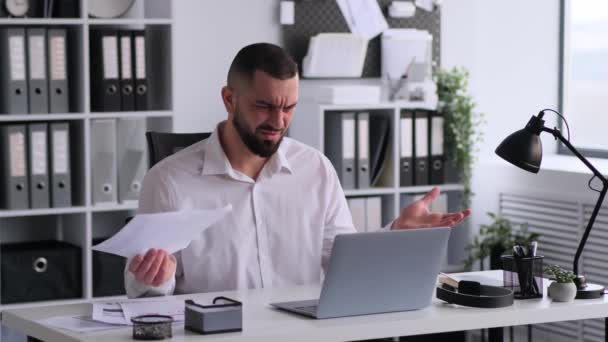 Vážné Přemýšlivý Bělošský Podnikatel Pracovní Dokumenty Notebook Roztažení Paže Zmatku — Stock video