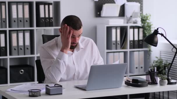 혼란스러운 코카서스 사무실 노동자는 서류를 노트북을 사무실에서 책상에 비즈니스 회계에 — 비디오