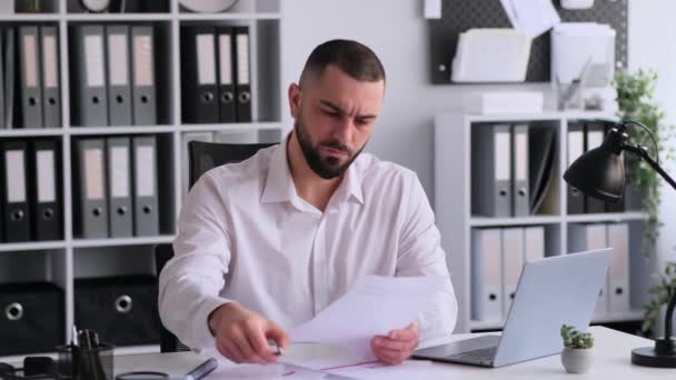 Poważny Biały Biznesmen Podpisujący Dokument Lub Budżet Podczas Pracy Biurze — Wideo stockowe