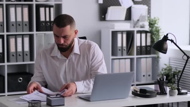 Spěchající Zaměstnanec Kanceláře Pracuje Notebookem Dokumenty Sedí Stolem Příprava Termínu — Stock video
