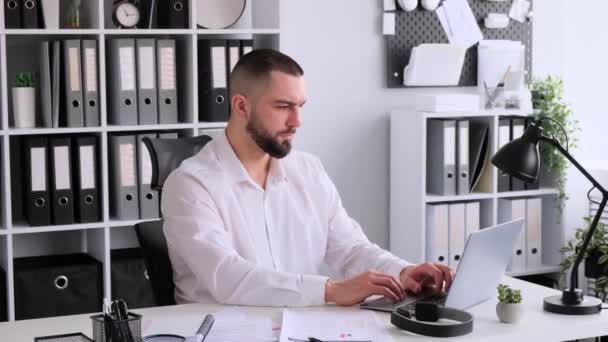 Vážný Muž Pracující Kanceláři Notebookem Dokumenty Plánování Rozpočtu Podnikový Výzkum — Stock video