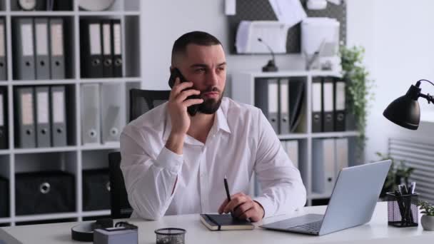 Организовал Кавказского Серьезного Бизнесмена Консультирующего Клиента Время Телефонного Разговора Разговор — стоковое видео