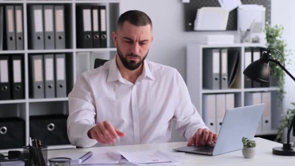 Сосредоточенный Офисный Работник Занимающийся Деловым Учётом Бумажной Работой Работающий Ноутбуком — стоковое видео