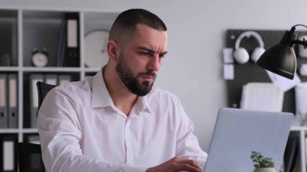 Zmęczony Biały Biznesmen Cierpiący Migrenę Podczas Pracy Laptopem Biurze Duże — Wideo stockowe