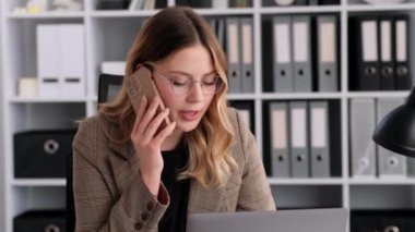 İş görüşmesi için cep telefonu kullanan beyaz kadın, tüketici veya iş arkadaşlarıyla sohbet eden profesyonel danışman.