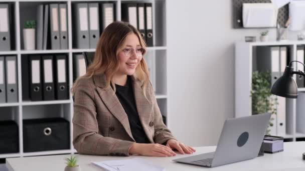 Vriendelijke Blanke Vrouwelijke Freelancer Gesprek Video Ontspannen Kantoor Tijdens Werkpauze — Stockvideo