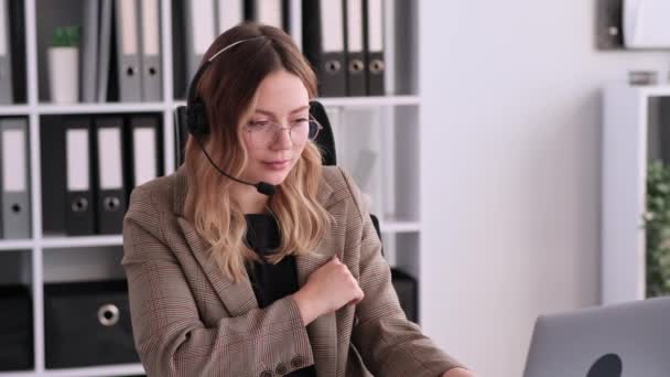 Kaukázusi Telefonközpontos Ügynök Fülhallgatóval Laptoppal Beszélget Irodai Ügyfelekkel Távközlési Segítségnyújtási — Stock videók