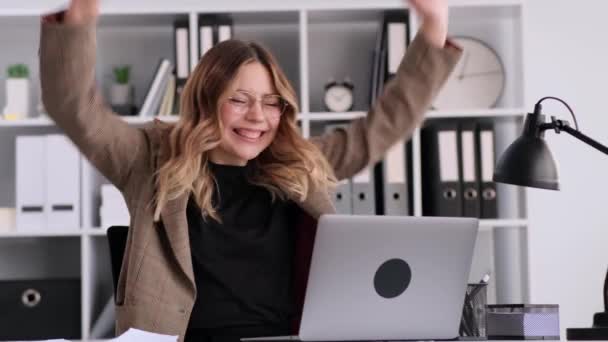 Meglepett Kaukázusi Üzletasszony Kap Híreket Ünnepli Sikert Dolgozik Laptop Íróasztal — Stock videók