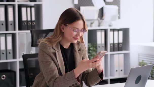 Heureuse Femme Affaires Caucasienne Utilisant Téléphone Mobile Reposant Pendant Pause — Video