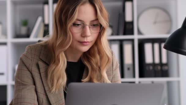 Mulher Negócios Caucasiana Concentrada Trabalhando Escritório Digitando Laptop Leitura Mail — Vídeo de Stock