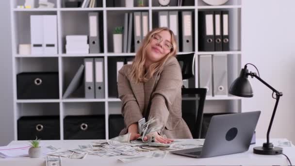 Счастливая Богатая Кавказская Деловая Женщина Празднует Богатство Офисе Бросает Наличные — стоковое видео