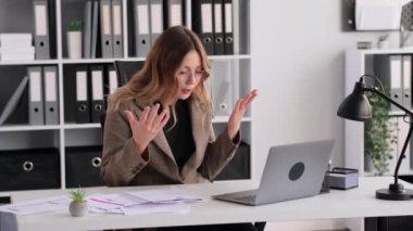 Ofisteki video görüşmesi sırasında iş arkadaşlarına bağıran Kafkasyalı kızgın kadın. Uzaktan profesyonel toplantı, danışma veya konferans.
