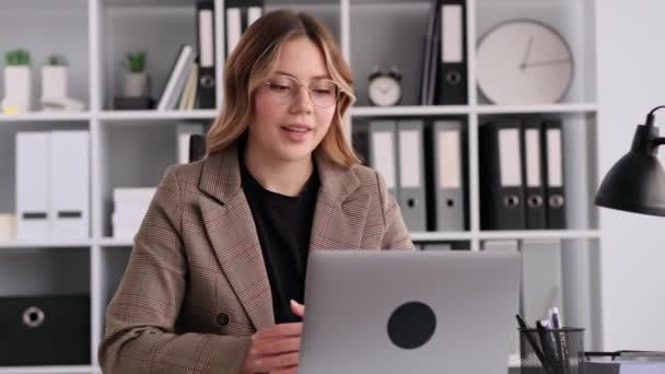 Profesionální Bělošská Podnikatelka Která Mluví Videohovoru Pomocí Notebooku Pracuje Kanceláři — Stock video