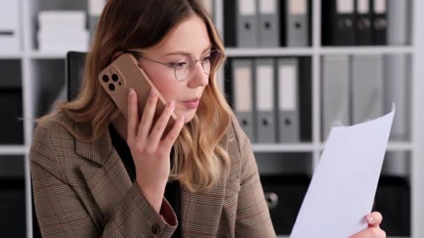 Organizovaná Běloška Která Používá Mobilní Telefon Mluví Spotřebitelem Provádí Papírování — Stock video