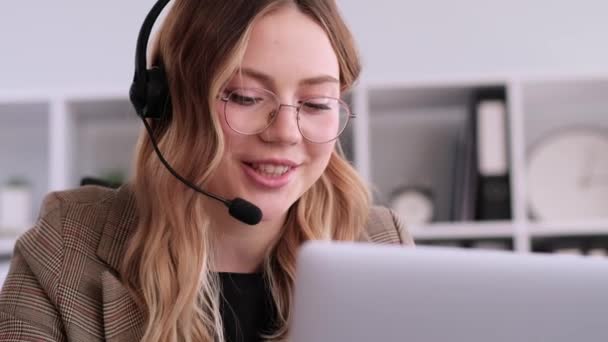 Uśmiechnięta Kobieta Kaukaska Obsługa Klienta Słuchawkach Pracujących Biurze Rozmowy Podczas — Wideo stockowe