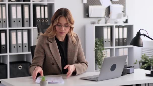 코카서스 사무실에서 노트북을 통화에 이야기 온라인 브리핑 — 비디오