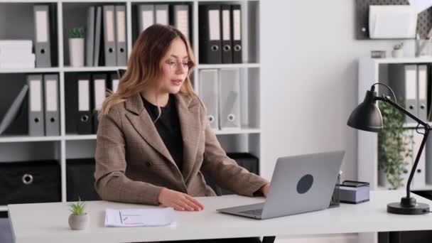 Boze Blanke Vrouw Ruziënd Collega Online Vergadering Videogesprek Werkend Modern — Stockvideo