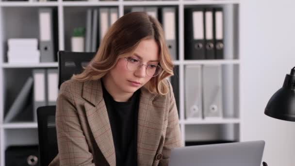 Unavená Nebo Znuděná Pracovnice Kavkazské Kanceláře Pracující Notebookem Kanceláři Nuda — Stock video