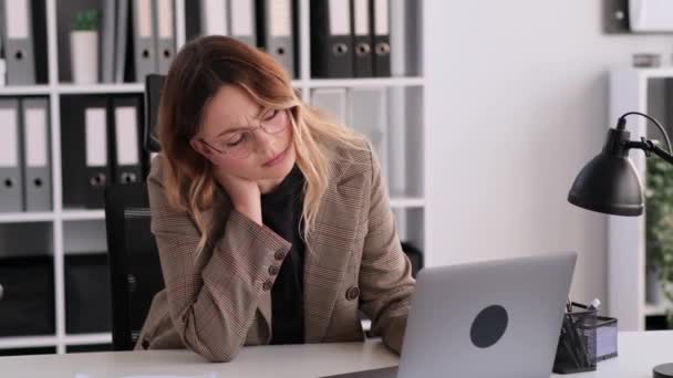 Unavený Mladý Běloch Žena Podnikatel Masáž Šíje Při Práci Notebookem — Stock video