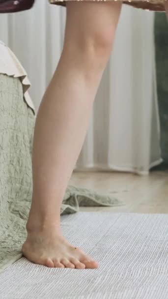 一个派对后裸腿疲倦的女人的近照 高跟鞋麻烦 身体疼痛缓解 优雅与疲倦混合在一起 垂直录像 — 图库视频影像