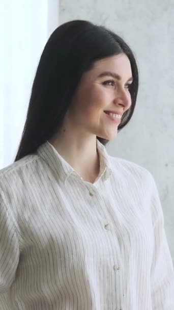 Porträt Einer Fröhlichen Strahlenden Und Freundlichen Kaukasischen Frau Die Den — Stockvideo