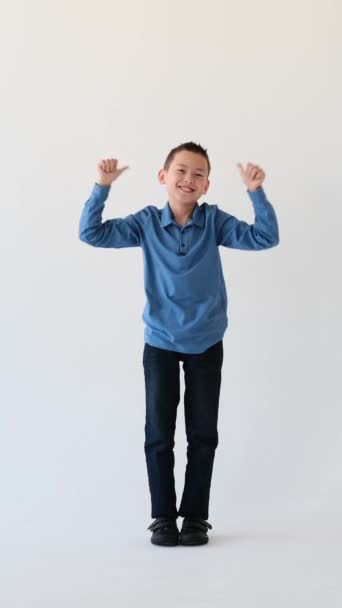 Sorrindo Amigável Menino Asiático Mostrando Polegares Para Cima Gesto Aprovação — Vídeo de Stock