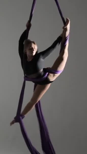 Mujer Caucásica Activa Flexible Realizando Espectáculo Acrobático Danza Voladora Tiras Imágenes de stock libres de derechos
